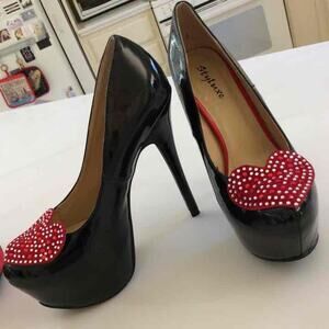 Patent leather skyscraper pump w/ rhinestone heart